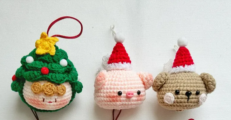 Christmas Crochet Embroidered Ornaments, Festive Keychain